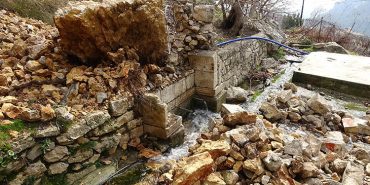 700 yıllık çeşmenin üzerine kaya düştü