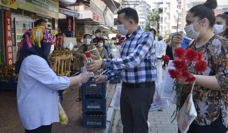 Başkan Özyiğit’ten Annelere Karanfil ve Dezenfeksiyon Paketi