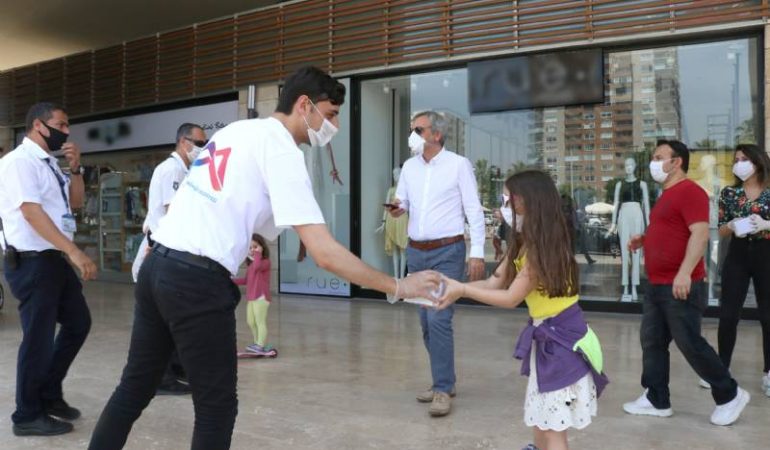 Büyükşehir’den Uzun Bir Aradan Sonra Sokağa Çıkan Çocuklara Hediye