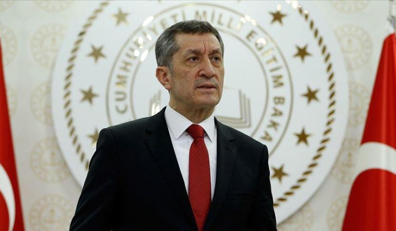Bakan Selçuk: Maskemizi takarak başlayalım”