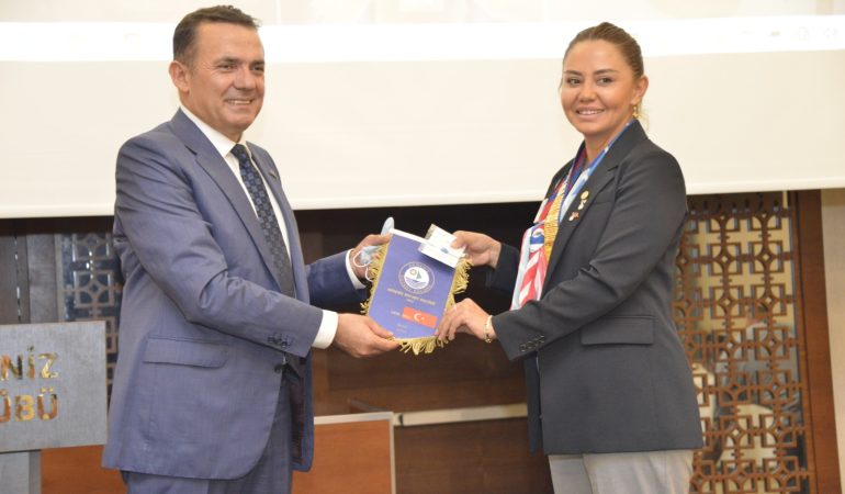 Akdeniz Rotary Kulübü’nden Başkan Özyiğit’e Plaket