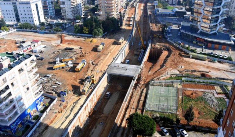 Forum Katlı Kavşağı’nda Çalışmalar Devam Ediyor