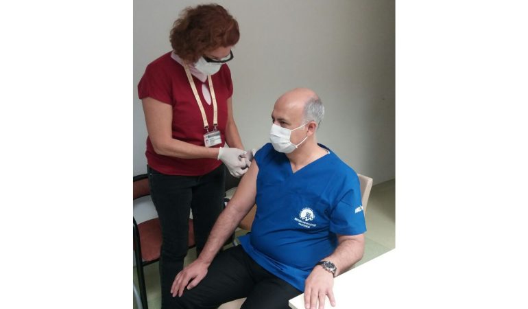 İlk Aşı Rektör Çamsarı’ya Uygulandı