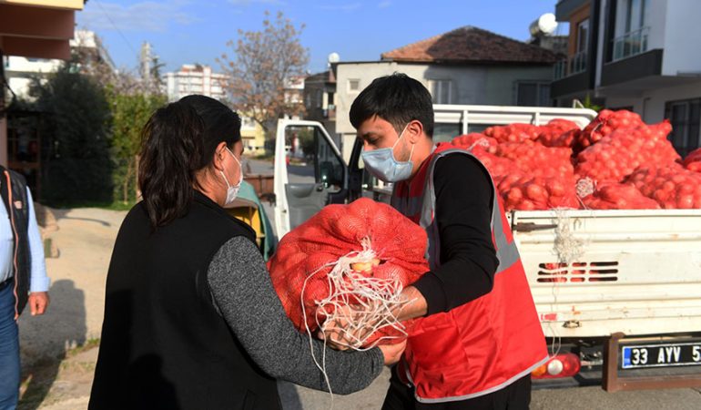 Hayırsever Bağışladı, Yenişehir Belediyesi 150 Ton Kuru Soğan Dağıttı