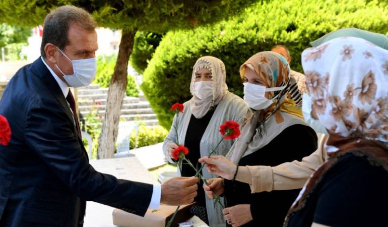 Başkan Seçer’den Şehitliğe Bayram Ziyareti