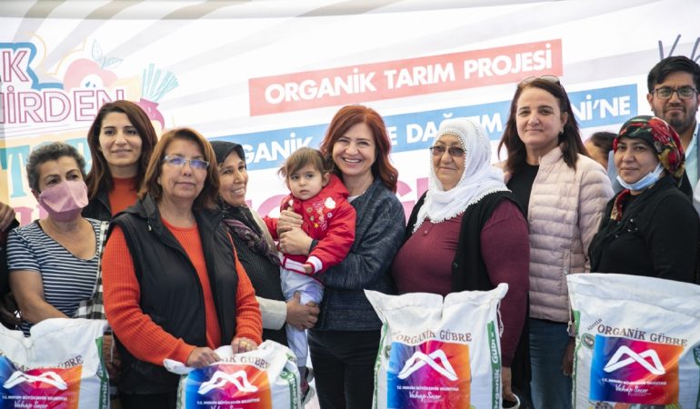 Mersin Büyükşehir’den Üreticiye Organik Gübre