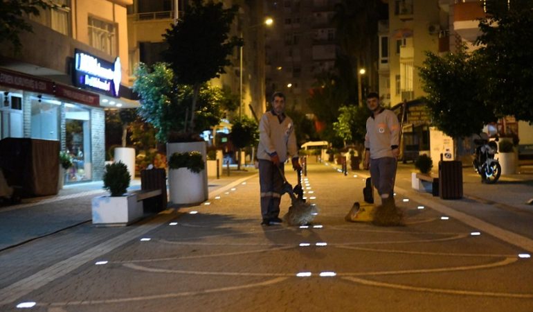 Yenişehir’de temizlik mesaisi gün doğmadan başlıyor