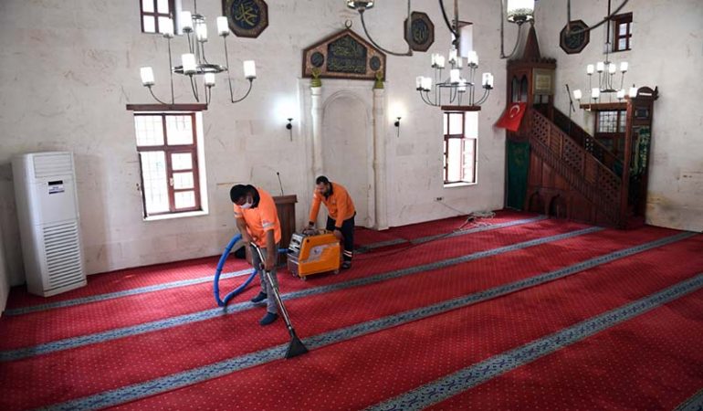 Mersin Büyükşehir’den Camilerde Ramazan Temizliği